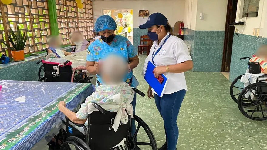 Funcionarios de la Defensoría del Pueblo en centros de cuidados de adultos mayores.