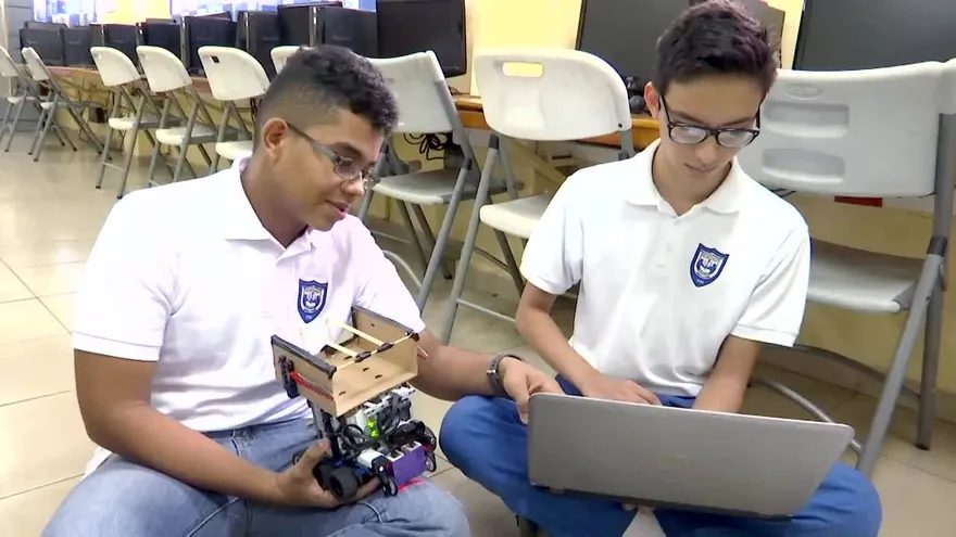 Jóvenes panameños listos para el “Robocop” en Japón