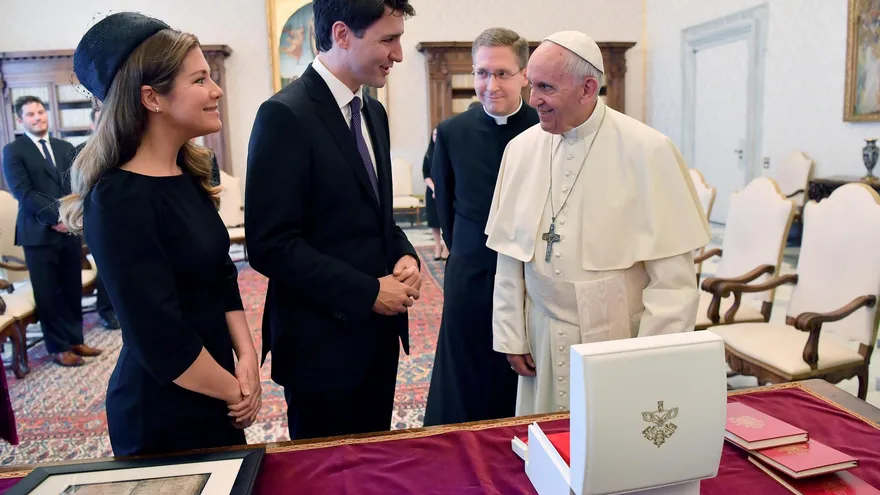El papa Francisco recibe en audiencia al primer ministro de Canadá, Justin Trudeau, y a su mujer, Sophie Gregorie Trudeau