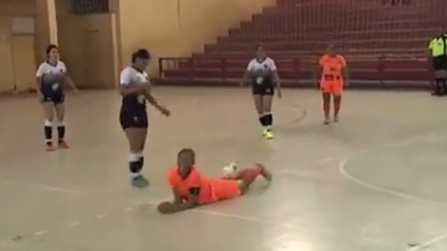 Jugadora antes de recibir la patada en la cara