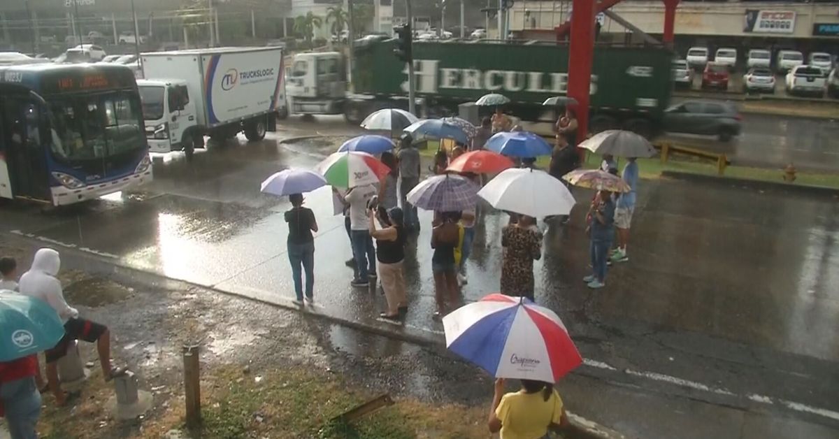 Falta de agua obliga a residentes a manifestarse en la vía Ricardo J. Alfaro