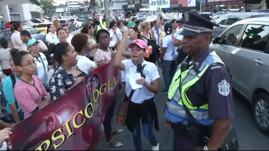 Gremios de psicólogos realizan marcha