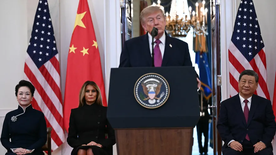 La primera dama de China, Peng Liyuan (I), la primera dama de Estados Unidos, Melania Trump (2.ª I), y el presidente de China, Xi Jinping (D), escuchan al presidente de Estados Unidos, Donald Trump, pronunciar unas palabras durante una ceremonia de llegada en la Casa Blanca, en Washington D. C., el 24 de septiembre de 2026. El presidente Xi realiza una visita de Estado a Estados Unidos del 23 al 25 de septiembre.