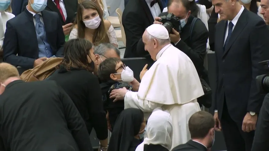 Niño pide el solideo al papa durante la audiencia general en el Vaticano
