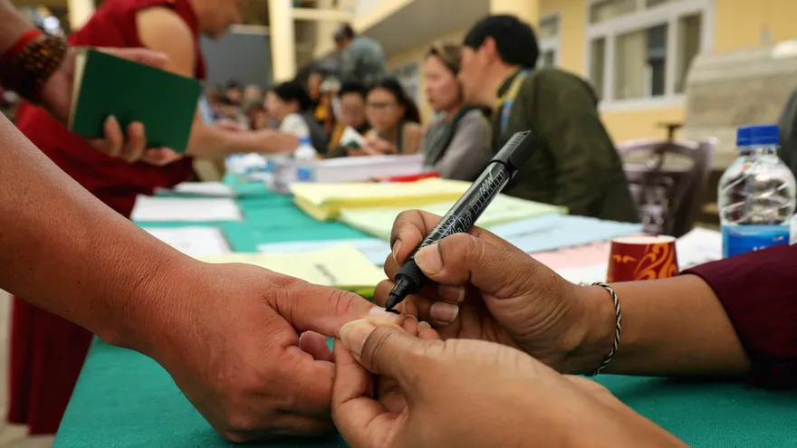 Monjes budistas acuden a votar