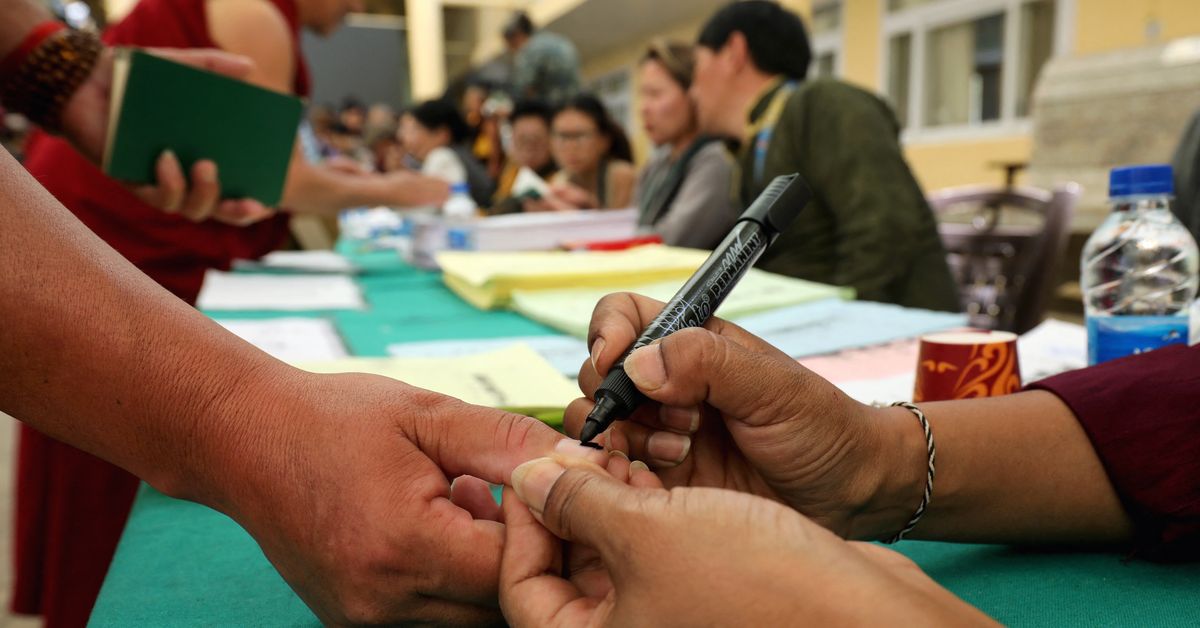 La diáspora tibetana elige gobierno en una votación condenada por China