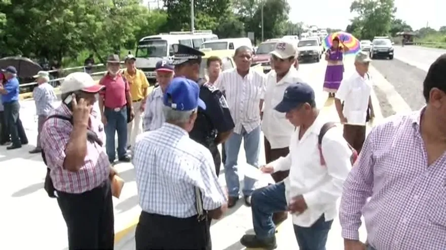 Jubilados reclaman pago del décimo tercer mes