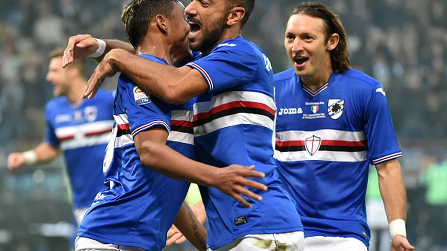 Luis Muriel celebra el gol que le anotó al Génoa con dos de sus compañeros de la Sampdoria