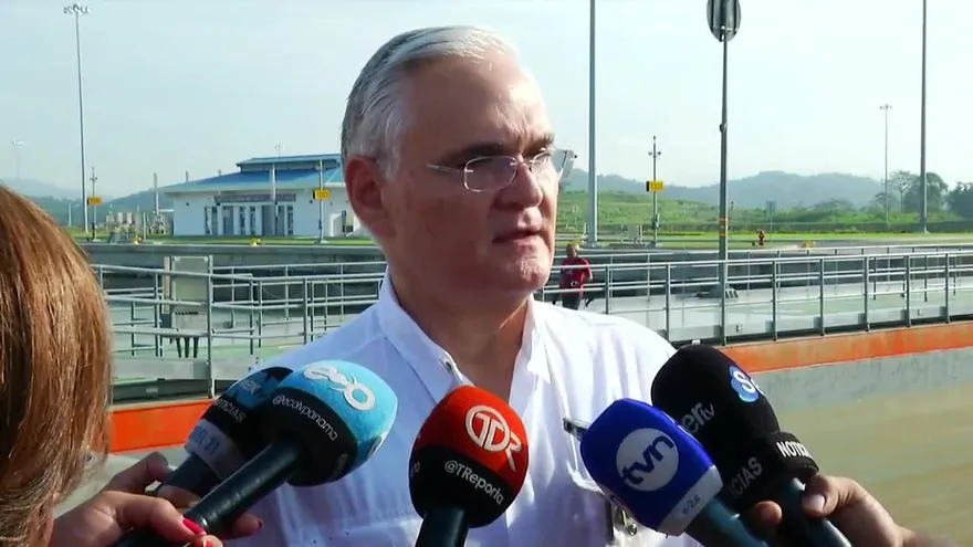 Dan detalles del paso del portacontenedores OOCL France