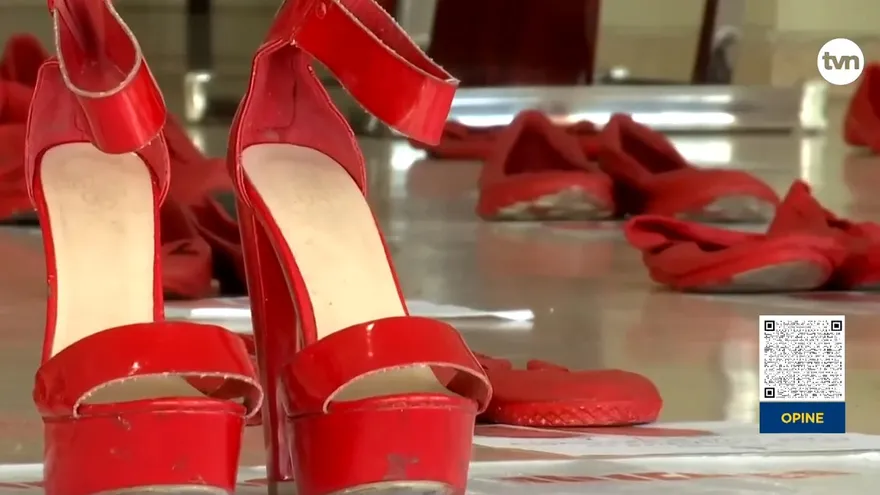 Zapatos rojos para recordar a la mujeres víctimas de la violencia