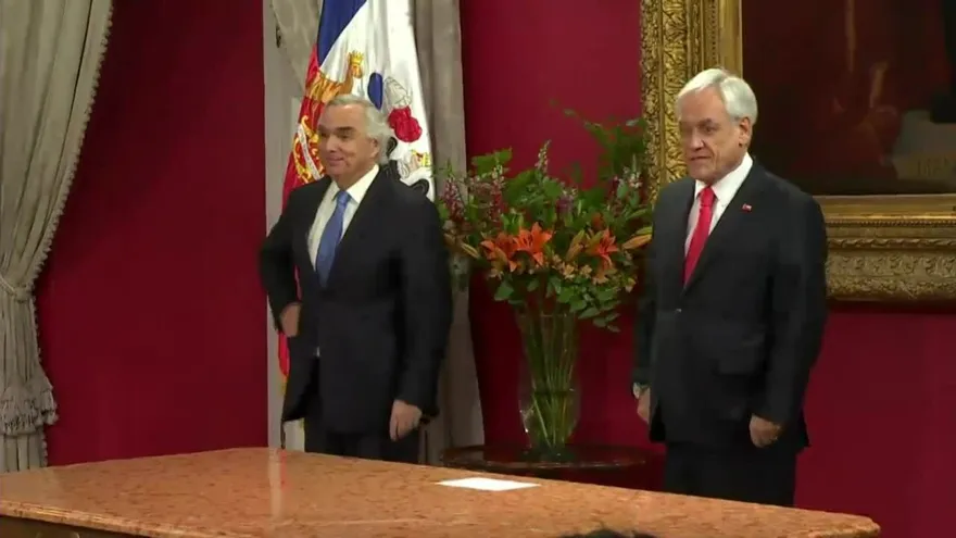 Piñera cambia a ocho de sus ministros con intención de calmar protestas en Chile