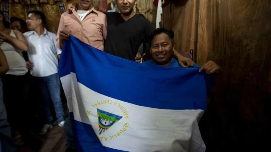 El "preso político" Gabriel Putoy (i) posa tras ser liberado y llevado a casa por custodios del Sistema Penitenciario nacional este lunes, en Masaya (Nicaragua).