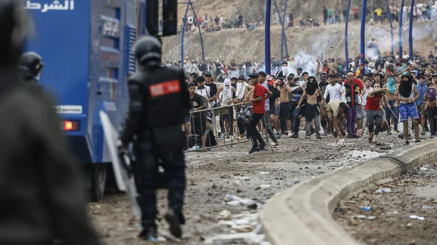 Entrada de 60,000 migrantes en el enclave español de Ceuta desata una crisis europea.