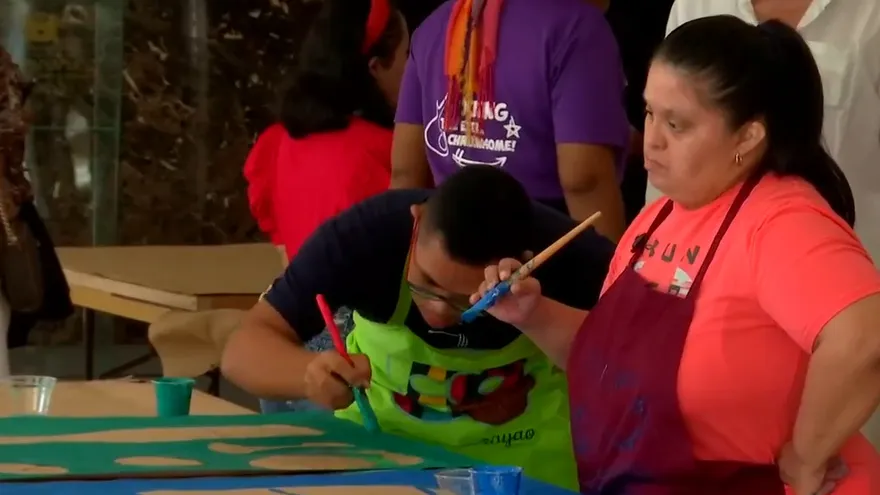 Dan taller de pintura a personas con Síndrome de Down