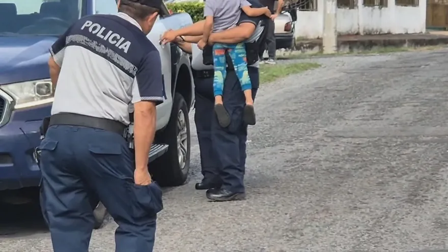 Vecinos encuentran a un niño de cuatro años en calle de una barriada de David ¿Por qué estaba solo?