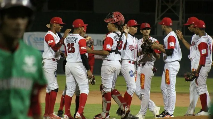 La leña roja repartió madera en su casa