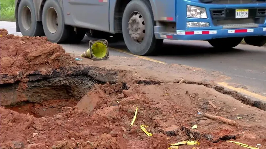 Denuncian daños en una carretera de Pedregal