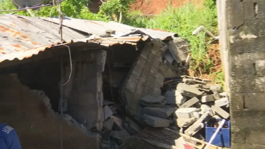 Deslizamiento de tierra cae sobre casa