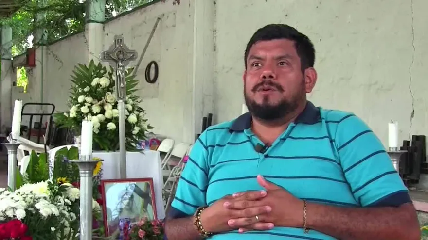 Fotógrafo mexicano agradece a soldado que lloró tras hallar a su familia entre los escombros