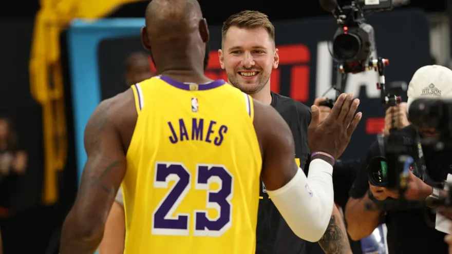 Luka Doncic y LeBron James se saludan