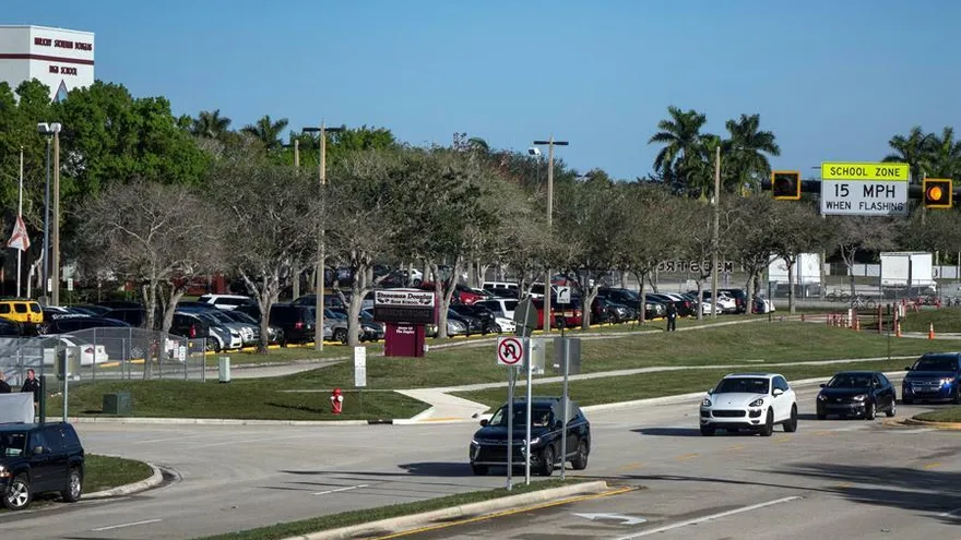 Vista de la Escuela Secundaria Marjory Stoneman Douglas High School en Parkland, Florida.