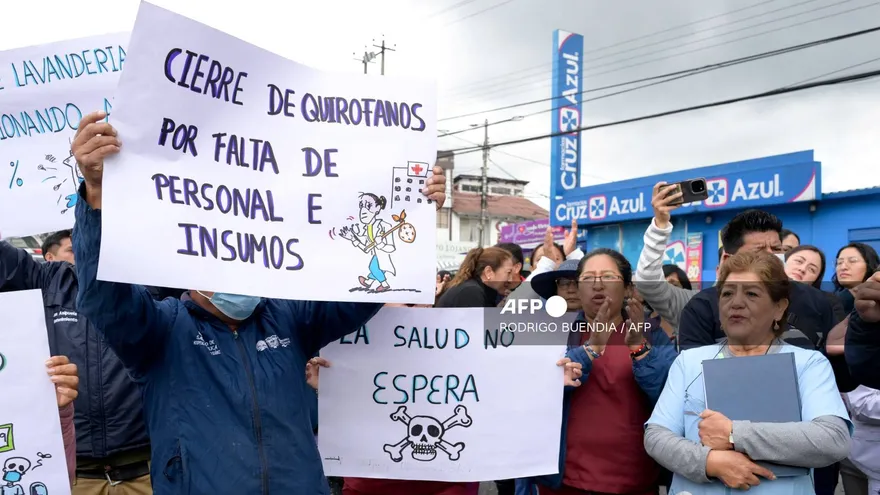 Médicos y pacientes protestan por crisis en sistema sanitario de Ecuador