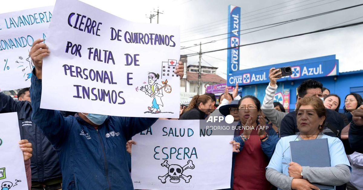 Médicos y pacientes protestan por crisis en sistema sanitario de Ecuador