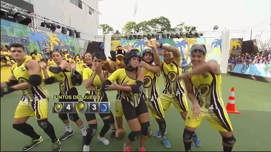 ¡Los leones ven la luz con el juego de la carretilla humana!