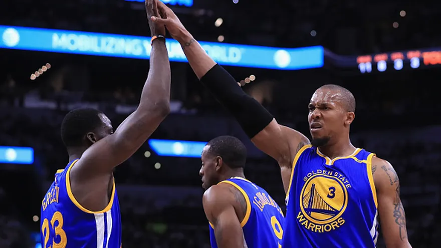David West (d) y Draymond Green (i), de los Warriors, se felicitan