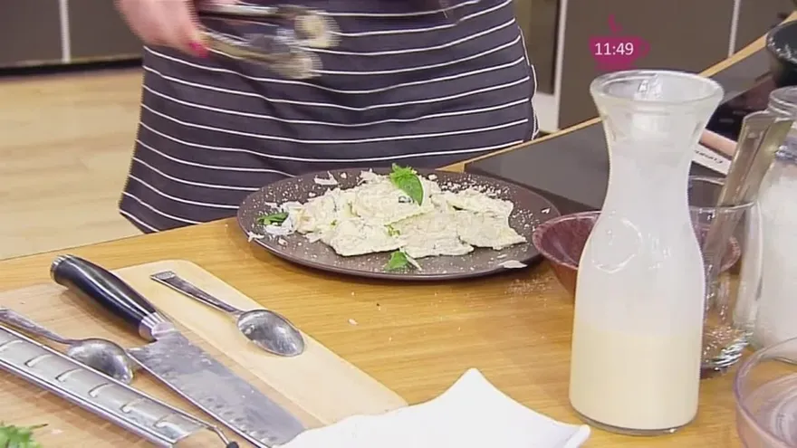 Raviolis de zapallo con queso crema, manzana y almendras