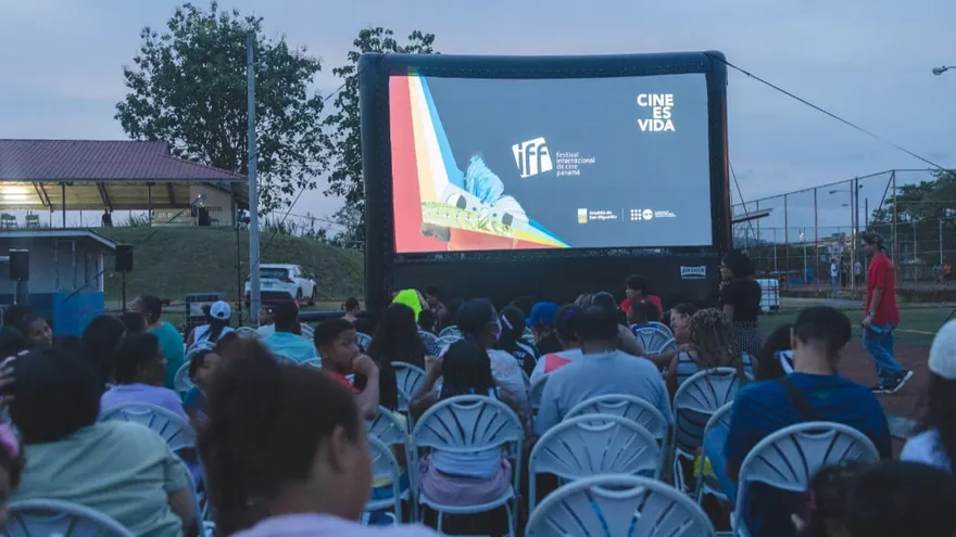 Proyección de la película al aire libre en San Miguelito.