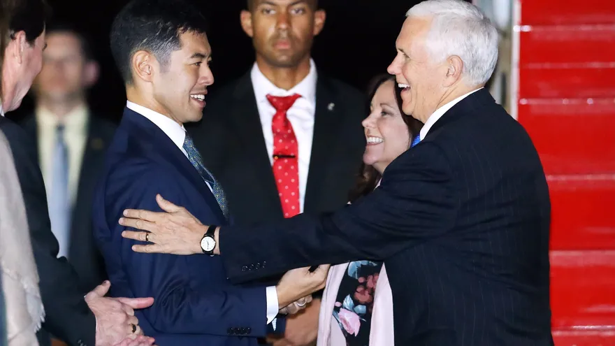 El vicepresidente de los Estados Unidos, Mike Pence (d), y su mujer, Karen, a su llegada a la base aérea de Yokota, en Tokio, hoy, 12 de noviembre de 2018