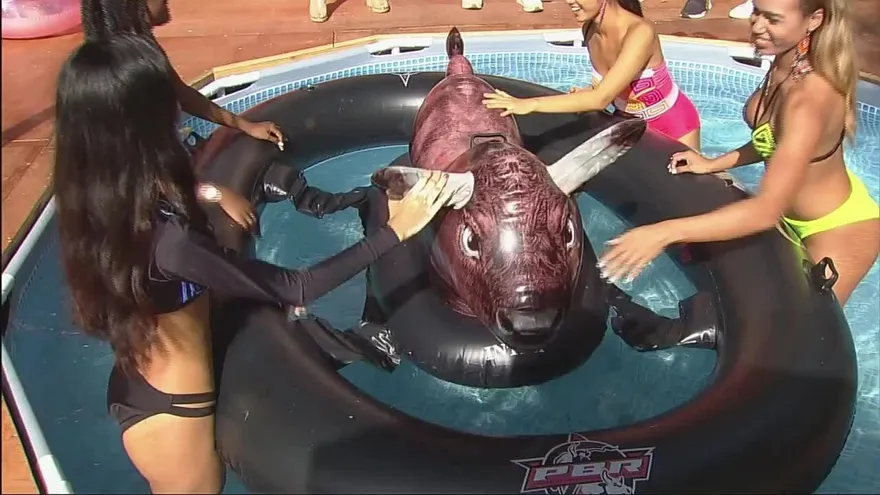 Chollykid es el primero en subirse al toro loco en el 2020