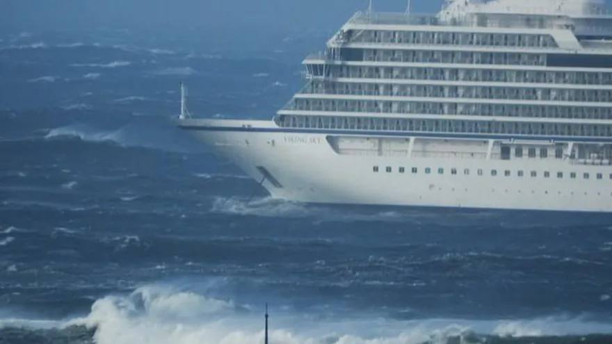 Avería en un crucero ante costas noruegas obliga a evacuar a 1,300 pasajeros