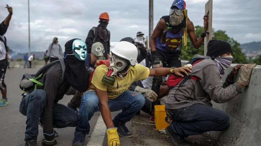 El joven Miguel Medina, de 20 años, falleció hoy en el estado venezolano de Zulia (oeste) tras pasar nueve días hospitalizado debido a una herida que sufrió durante una protesta en esa entidad, informaron medios locales y dirigentes de la oposición venezolana, con lo que la cifra de muertos sube a 37.