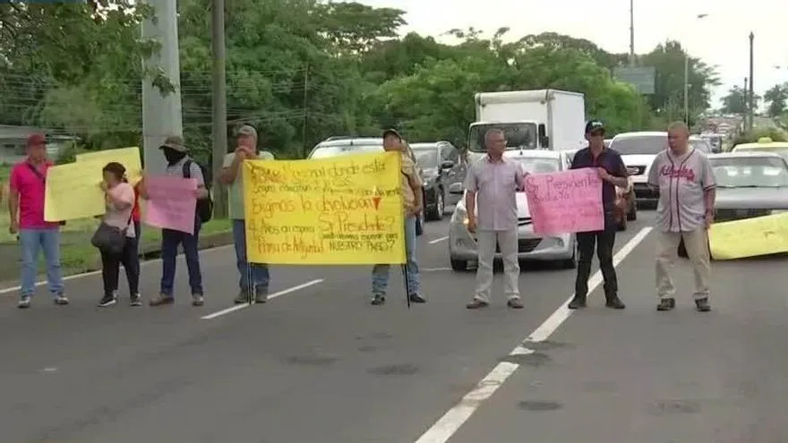 Grupo de reservistas policiales cerraron la vía sobre el Río David
