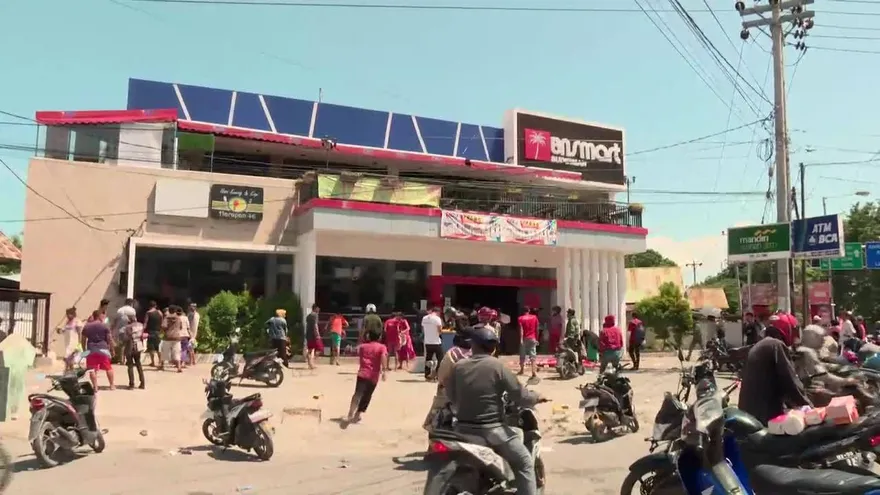 El saqueo, último recurso en la devastada Palu tras el sismo