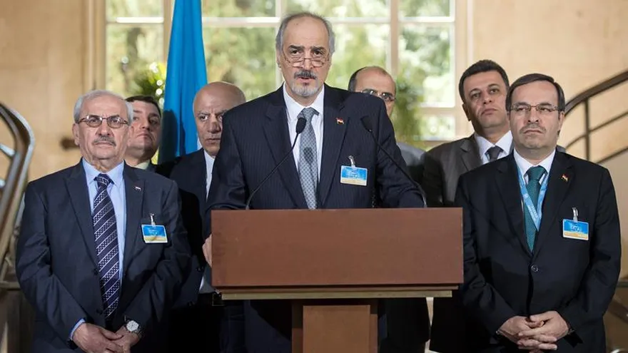 El jefe de la delegación gubernamental siria, Bashar Jaafari, ofrece una rueda de prensa.