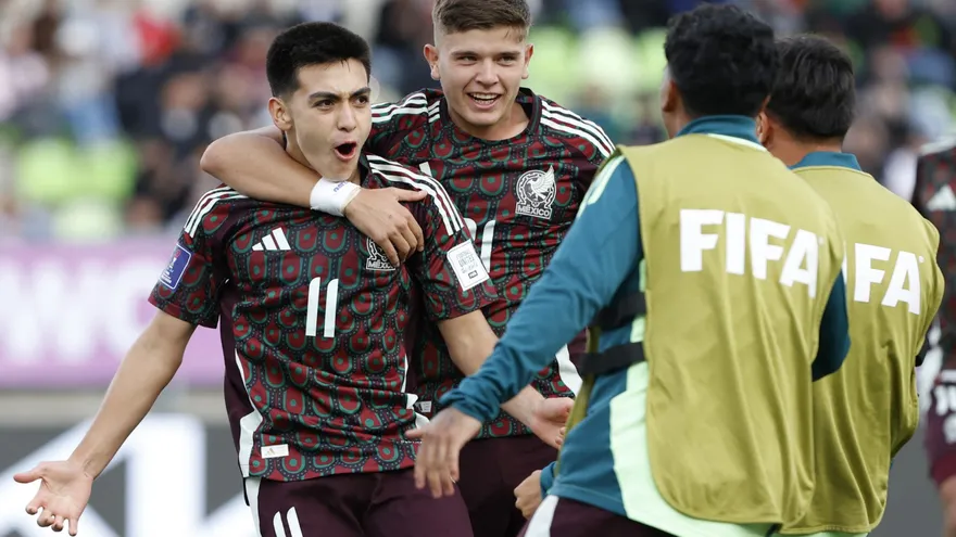 Gilberto Mora (i) durante su participación con la Selección de México en el Mundial Sub-20 Chile 2025