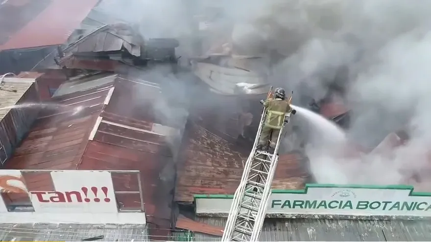Incendio afecta locales comerciales y residencia en Río Abajo