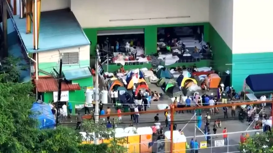 Sigue el traslado de migrantes