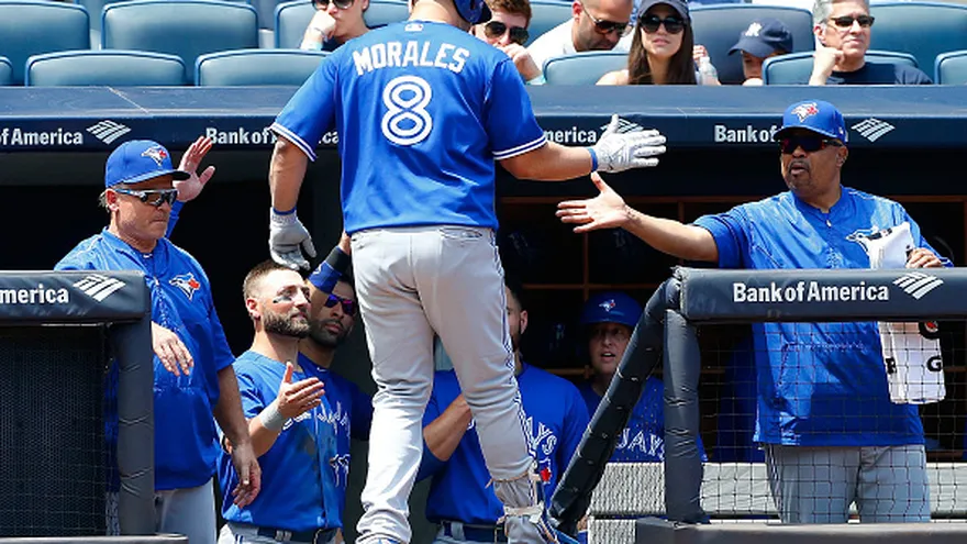 Kendrys Morales (8) es felicitado por sus compañeros de los Azulejos en el dugout
