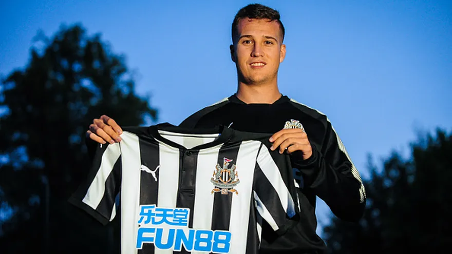 Javier Manquillo posa con la camiseta del Newcastle