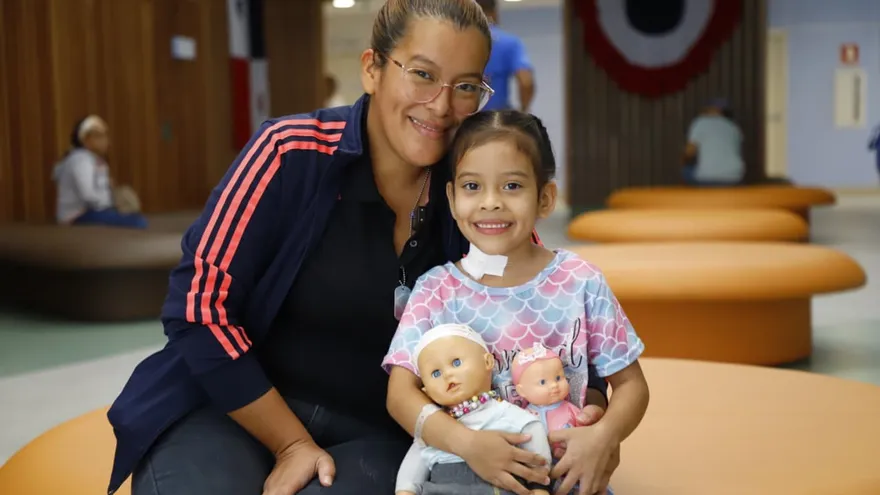 Leah Kamila junto a su madre