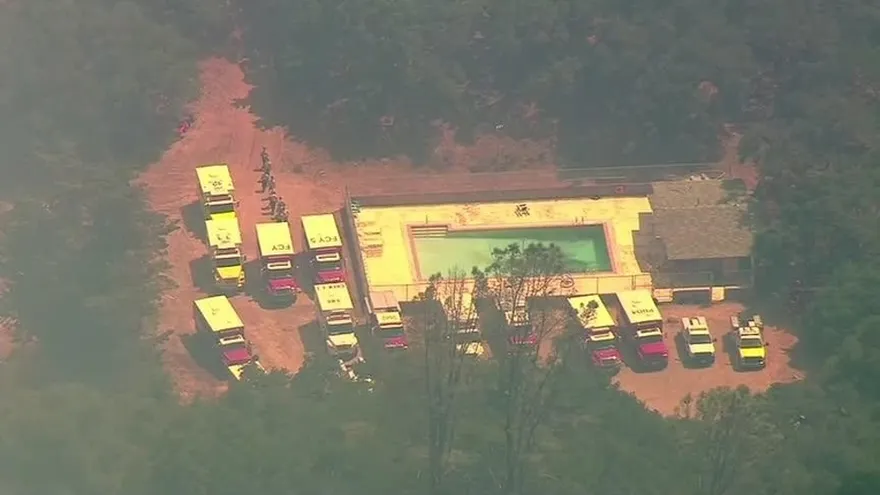 Bomberos intentan sofocar incendio en California