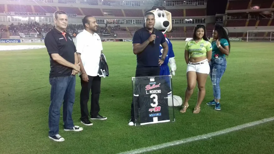 Luis 'Lucho' Moreno (c) agradece por el homenaje recibido