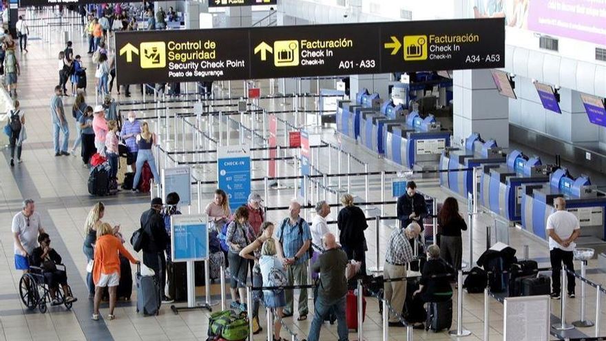 Aeropuerto de Panamá, un centro de conexiones regional, semivacío por la crisis. Foto/EFE