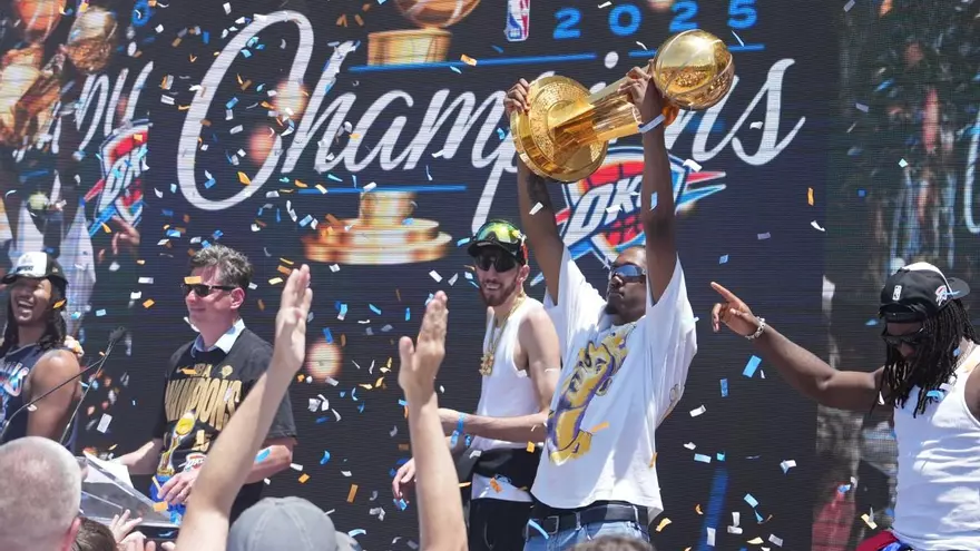 Jugadores del Oklahoma City Thunder en medio del festejo por la conquista del título de campeón la NBA