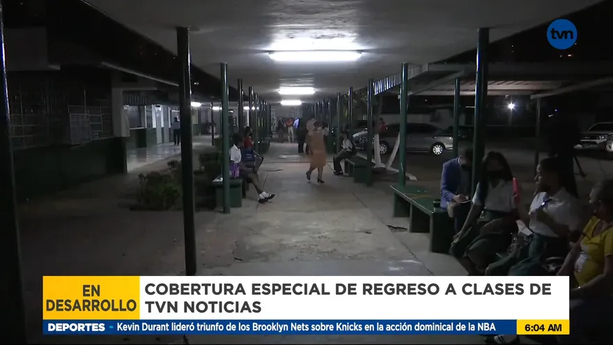 Estudiantes de premedia y media retornan a clases