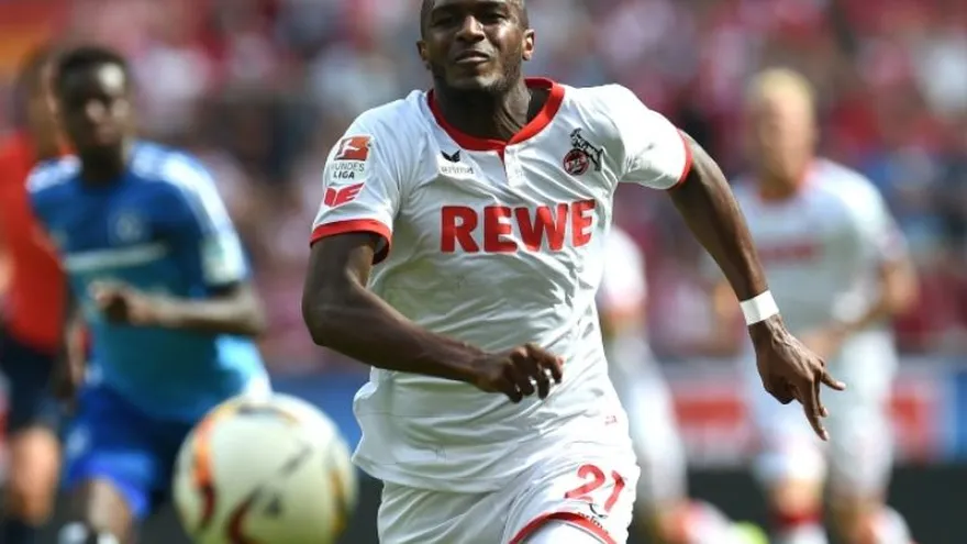 El delantero francés del Colonia Anthony Modeste en acción durante el partido frente al Hamburgo